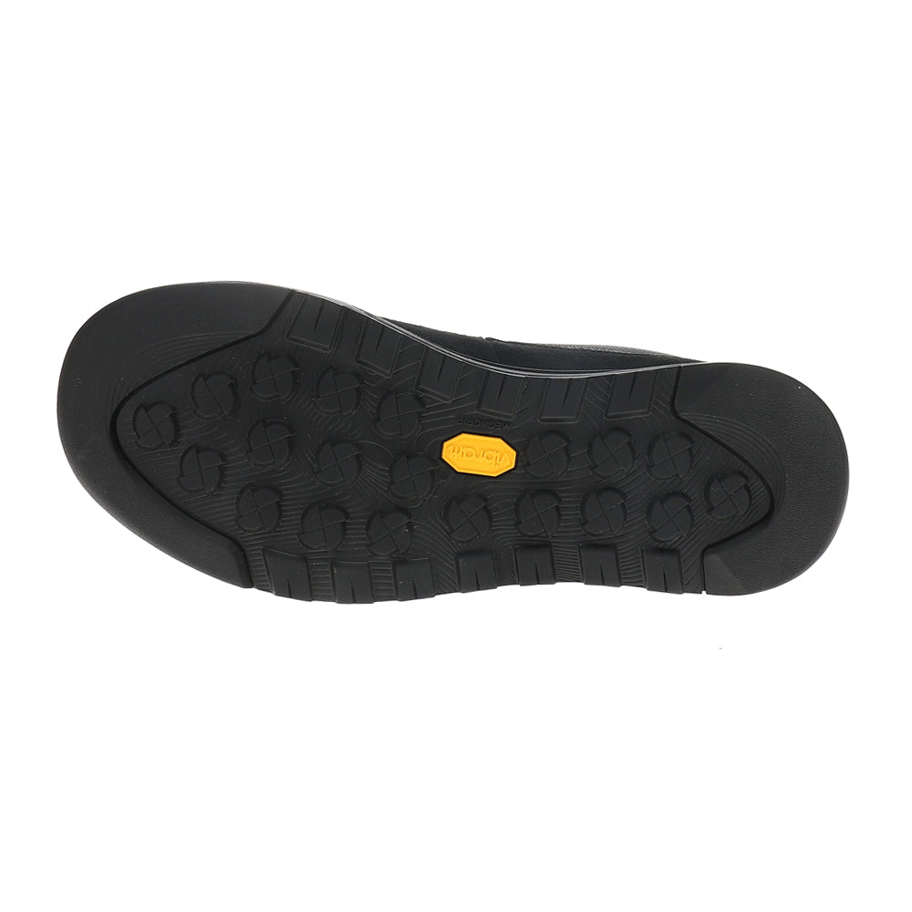 Shop Black Mens Clyffe Mid Insulated Waterproof Shoes – Shoebacca
